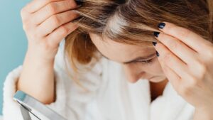 Canas: por qué salen y cómo cuidar el pelo canoso