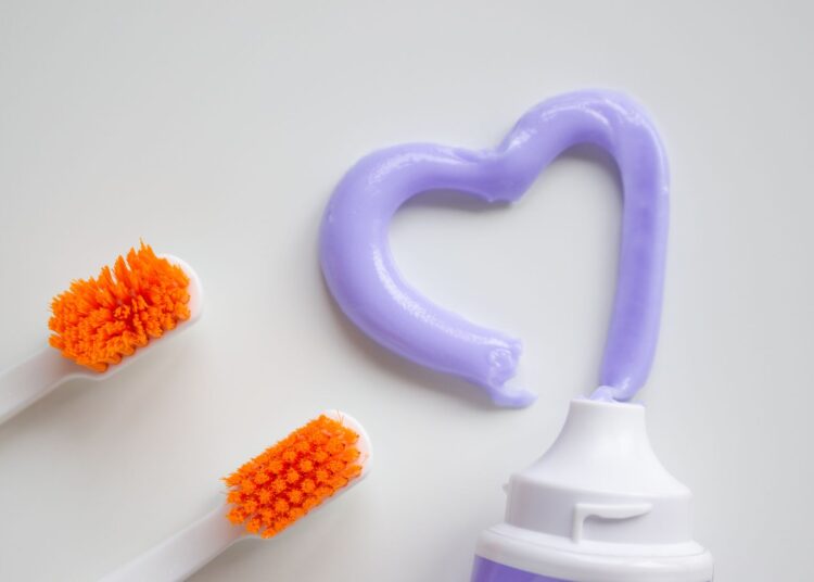 Cepillos de dientes y pasta dental sobre fondo claro, higiene bucal contra el mal aliento