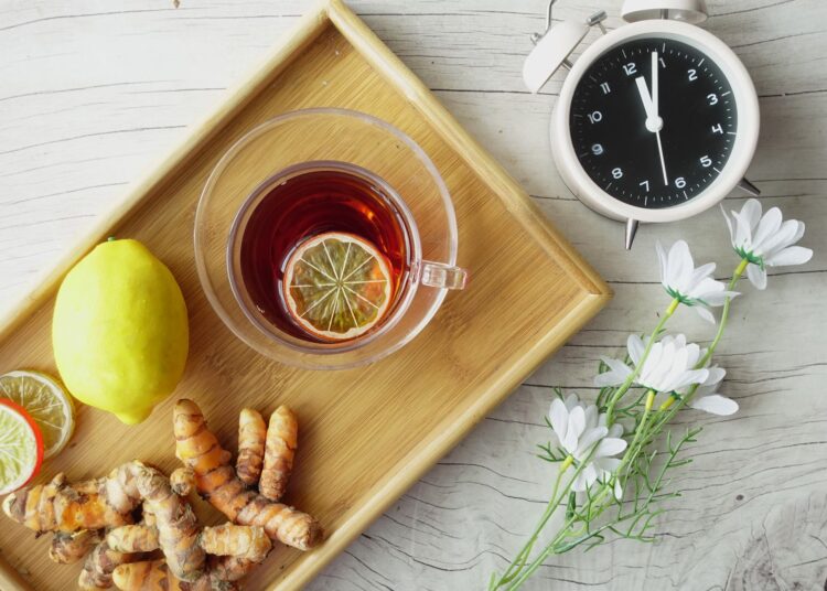 Infusión de hierbas para aliviar la hinchazón abdominal servida en una bandeja de madera