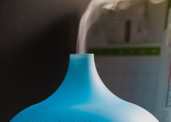 Humidificador en funcionamiento sobre una mesa, uno de los mejores humidificadores para casa