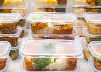 Tápers preparados con arroz y verduras para comer sano en el trabajo
