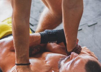 Foam roller usado sobre una esterilla para aflojar la musculatura de las piernas