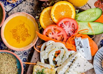 Mesa con alimentos de la dieta mediterránea: verduras, frutas, legumbres y aceite de oliva