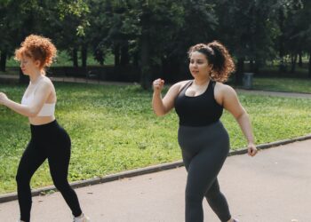 Dos mujeres caminando a paso rápido por un parque para sumar cuántos pasos al día recomienda la ciencia