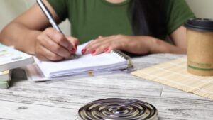 Mujer escribiendo en un cuaderno para practicar la gratitud cada día