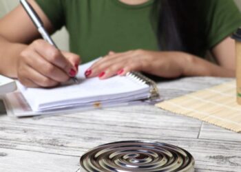Mujer escribiendo en un cuaderno para practicar la gratitud cada día