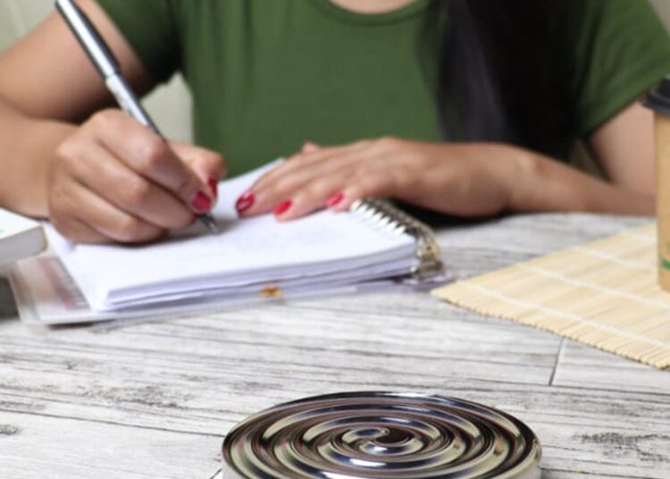 Mujer escribiendo en un cuaderno para practicar la gratitud cada día